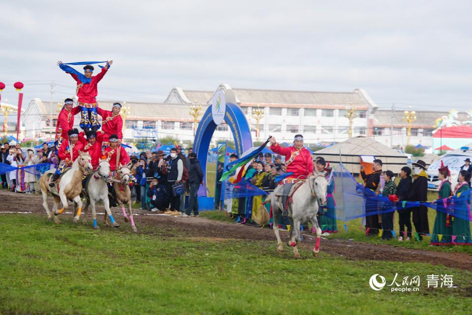 展示了各民, 锅庄比赛热, 运动健儿齐 展示了各民, 锅庄比赛热, 运动健儿齐