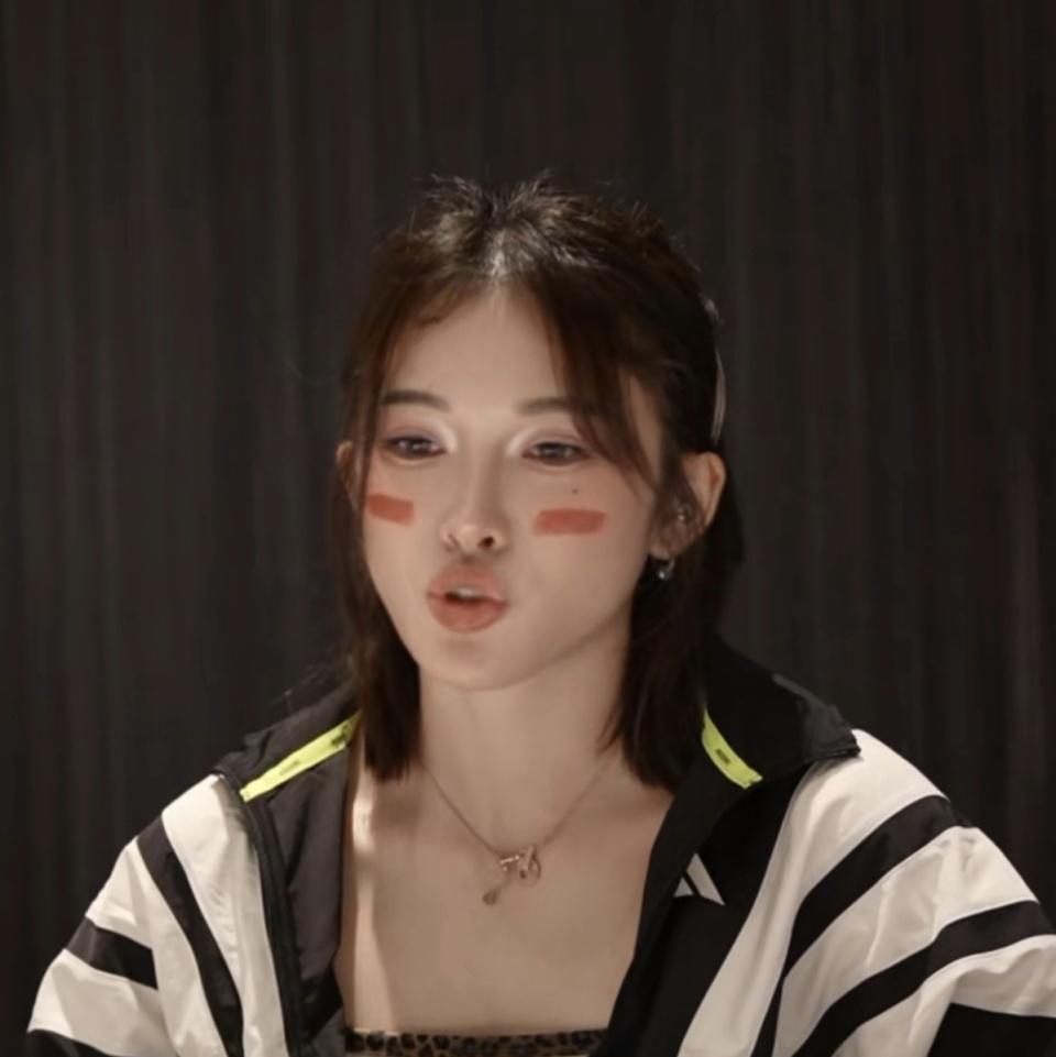强人意, 女子