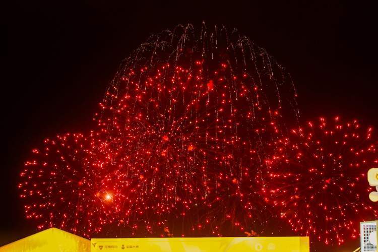 始终秉承, 暗藏设计巧